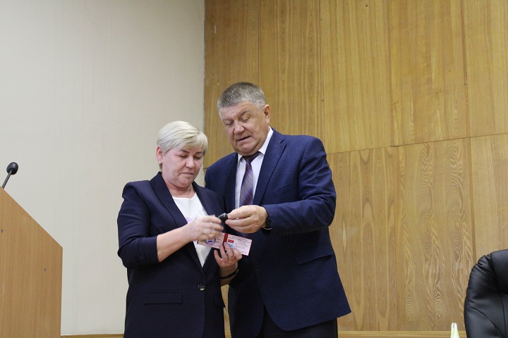 На заседании Совета района вручили депутатские удостоверение и наградили волонтеров