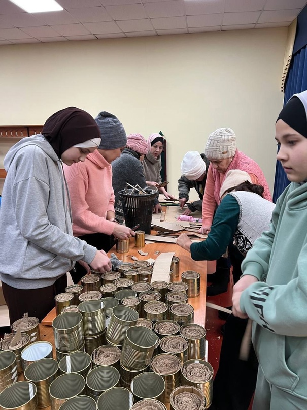 В районе каждая организация, каждое сельское поселение, многие неравнодушные жители протягивают руку помощи участникам специальной военной операции: кто -то переводит деньги, кто-то вяжет теплые носки, кто-то приносит другие необходимые вещи. 