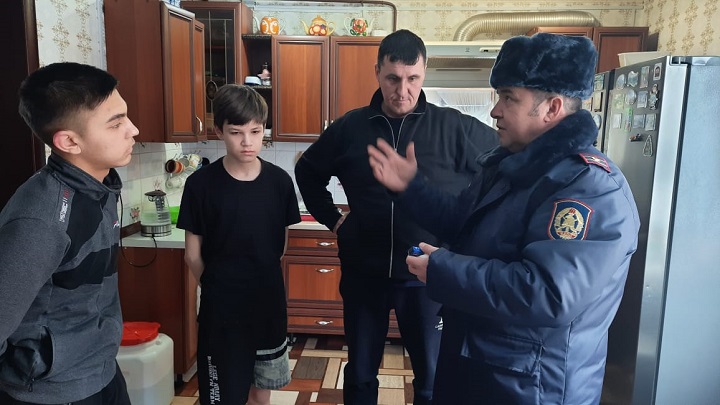  В Новошешминске в домах многодетных семей устанавливаются пожарные извещатели.