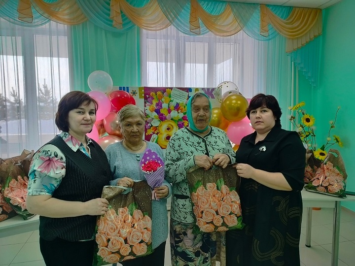 Бабушки Новошешминского дома-интерната получили от депутата подарки к 8 марта 