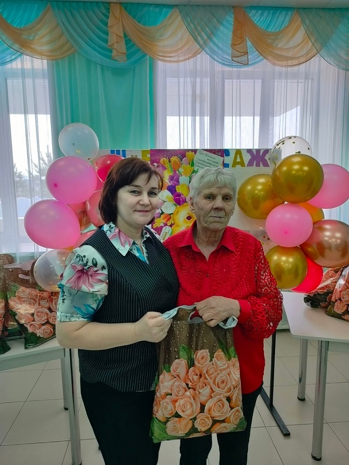 Бабушки Новошешминского дома-интерната получили от депутата подарки к 8 марта 