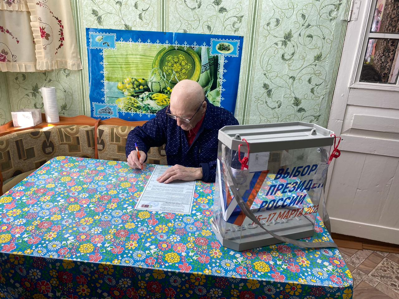 Единственный ветеран войны Новошешминского района Григорий Иванович Быков проголосовал на дому. 