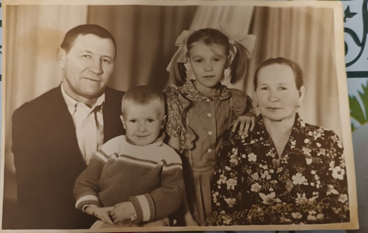Нина Николаевна, ее муж Владимир со старшими внуками (детьми Лидии).