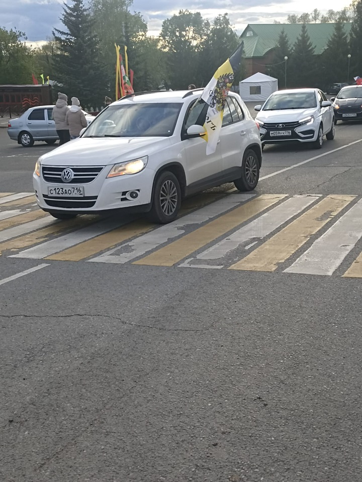 В Новошешминске прошёл автопробег  Сегодня вечером в райцентре прошёл автопробег, посвящённый 79-й годовщине Победы.   Более полусотни машин, украшенных флагами, транспарантами под песни военных лет проехали по всем улицам Новошешминска.  Старт был дан от мемориала «Вечный огонь», после объезда колонна финишировала здесь же. Во всех улицах колонну тепло приветствовали жители райцентра.