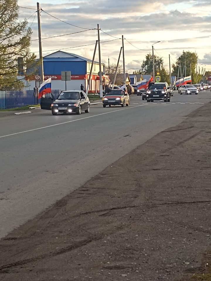 В Новошешминске прошёл автопробег  Сегодня вечером в райцентре прошёл автопробег, посвящённый 79-й годовщине Победы.   Более полусотни машин, украшенных флагами, транспарантами под песни военных лет проехали по всем улицам Новошешминска.  Старт был дан от мемориала «Вечный огонь», после объезда колонна финишировала здесь же. Во всех улицах колонну тепло приветствовали жители райцентра.