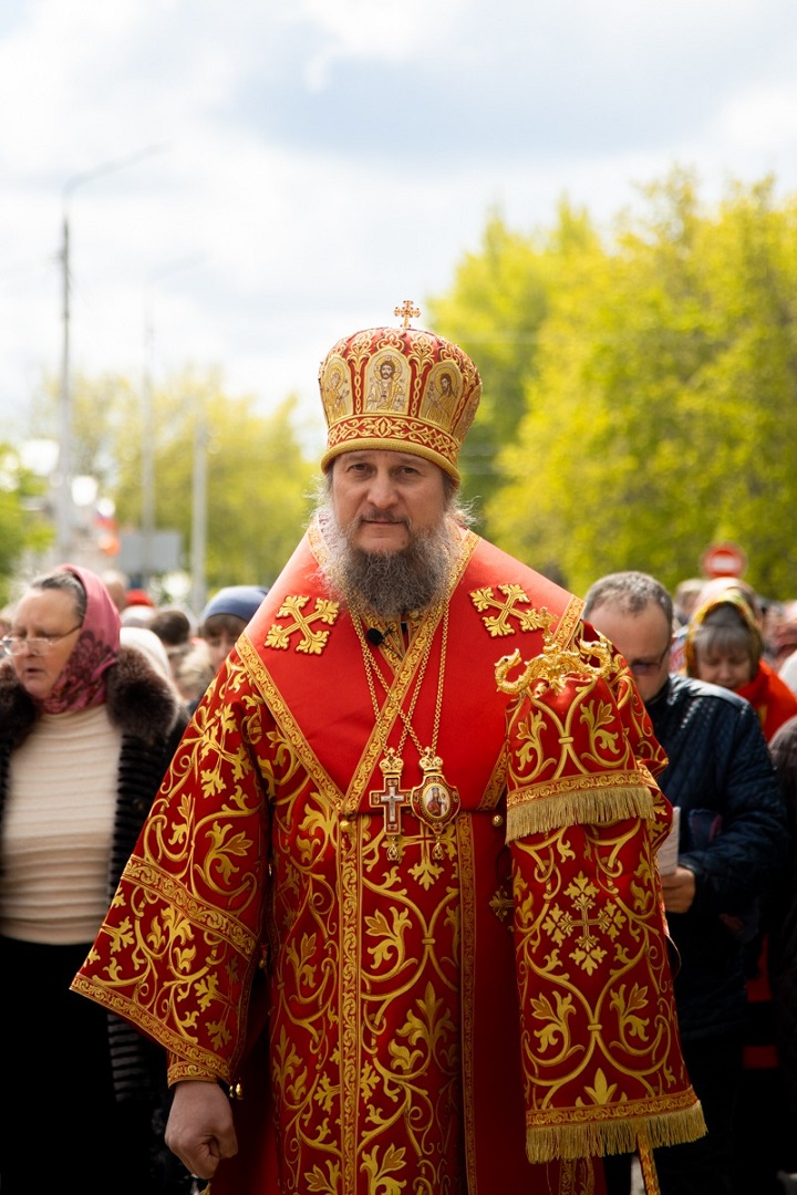 Этот праздник ежегодно отмечается 24 мая. Кроме того, владыка в своем обращении поздравил выпускников с окончанием школы.