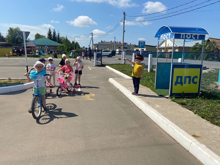 30 майда балалар бакчасы тәрбиячеләре «Кояшкай» төркеменә йөрүче балалар белән юл хәрәкәте кагыйдәләре буенча уеннар үткәргәннәр. 