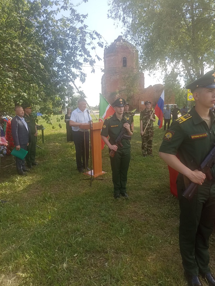 Сегодня в селе Слобода Екатерининская простились с Дмитрием Солонщиковым, который добровольцем ушел на СВО и героически погиб.