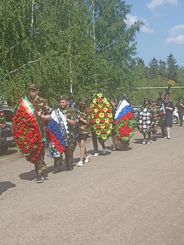 Сегодня в селе Слобода Екатерининская простились с Дмитрием Солонщиковым, который добровольцем ушел на СВО и героически погиб.