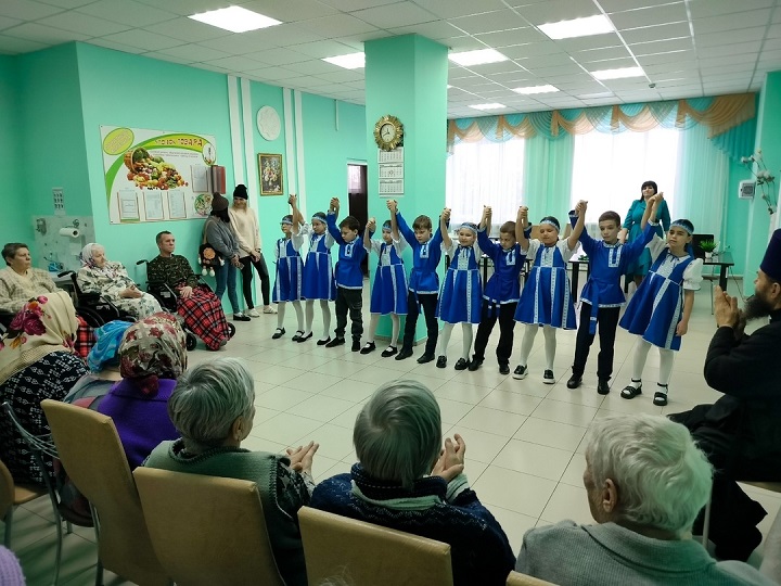 Ансамбль «Родничок» из села Ленино под руководством Натальи Карасевой с благотворительным концертом посетили Новошешминский дом-интернат, подарив радостные минуты общения и творчества пожилым жителям.