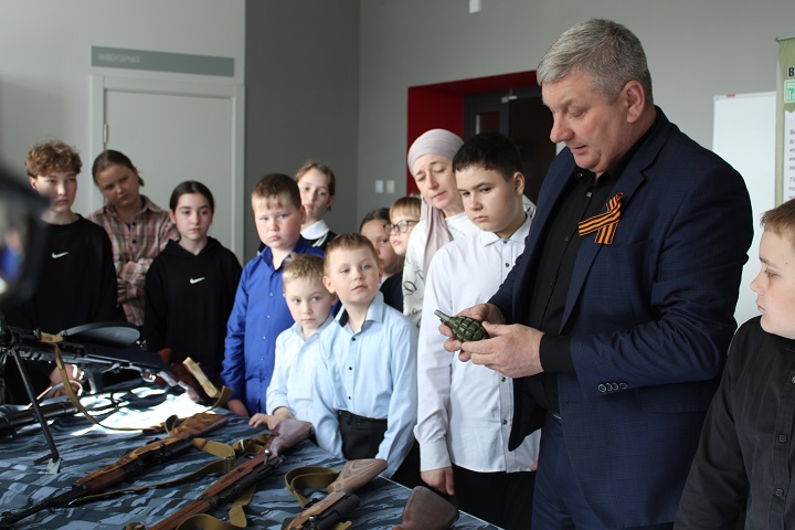  Элеккеге чик сакчысы Алексей Иванов укучыларны күчмә музей экспонатлары белән таныштыра.
