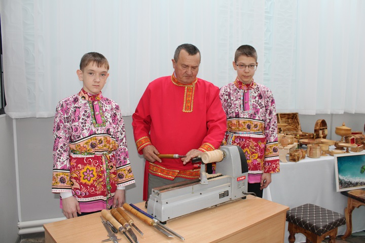 В селе Слобода Петропавловская гости познакомились с выставкой декоративно-прикладного искусства, посетили мастер-классы местных умельцев и увидели инсценировку старинного обряда. 