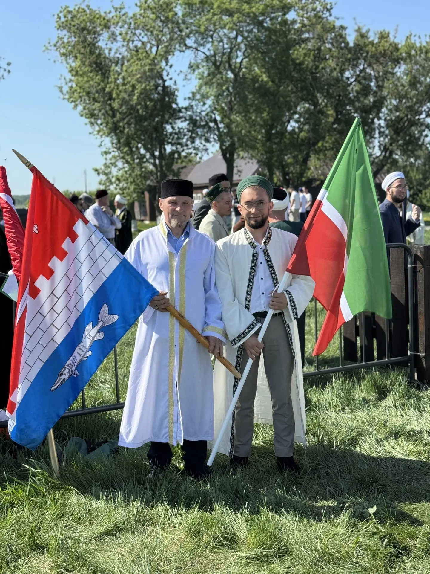 Среди гостей праздника была и делегация из Новошешминского района: группа мусульманок и мусульман посетила Болгарский джиен, чтобы принять участие в молитвах и разделить духовную атмосферу всеобщего единения.