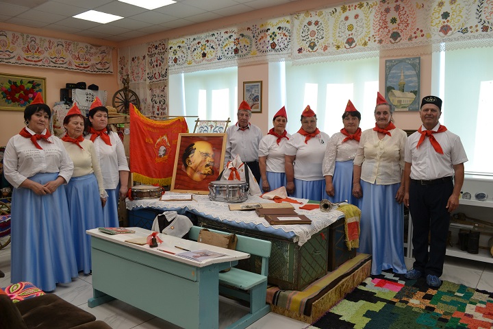 Әлеге бәйрәмдә мөхтәрәм кунаклар — Илсөяр Дәүләтшина җитәкчелегендә Чаллы Башы авылы мәдәният йорты артистлары да катнашты.