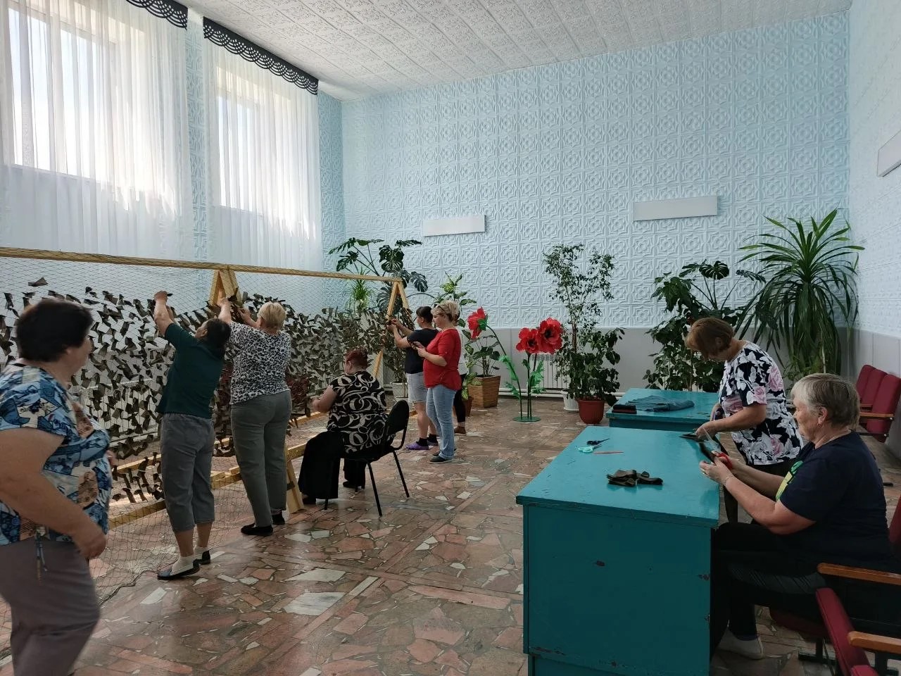  В Петропавловском сельском доме культуры состоялось важное и объединяющее событие — акция по плетению маскировочных сетей для наших ребят, находящихся на передовой. В этот день в стенах дома культуры собрались жители села всех возрастов, чтобы внести свой личный вклад в общее дело поддержки.