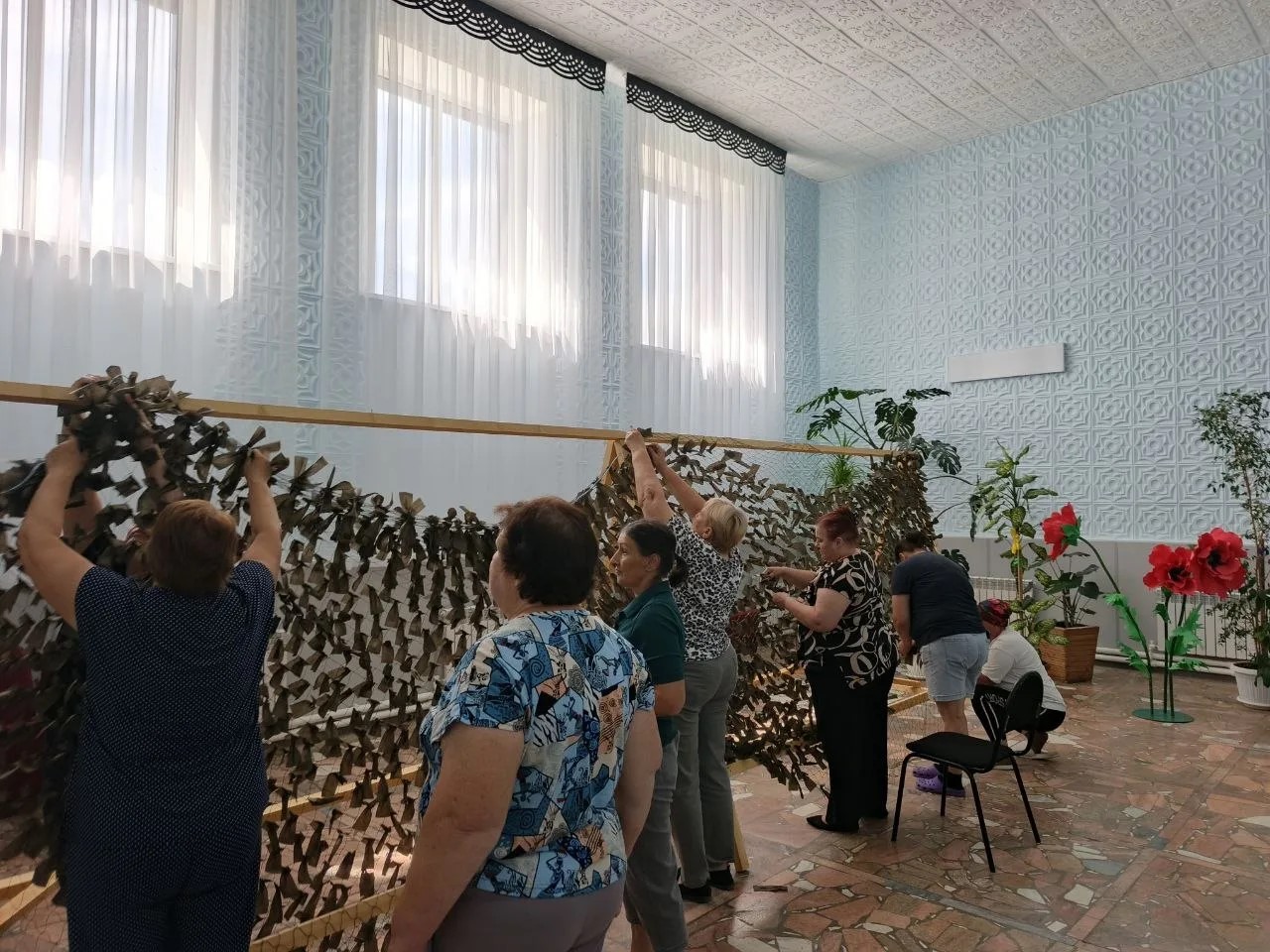  В Петропавловском сельском доме культуры состоялось важное и объединяющее событие — акция по плетению маскировочных сетей для наших ребят, находящихся на передовой. В этот день в стенах дома культуры собрались жители села всех возрастов, чтобы внести свой личный вклад в общее дело поддержки.