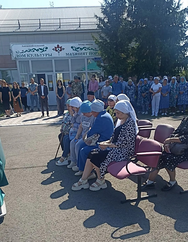 29 июльдә Акъяр авылында махсус операция барышында һәлак булган Рәмис Исламовны соңгы юлга озаттылар.