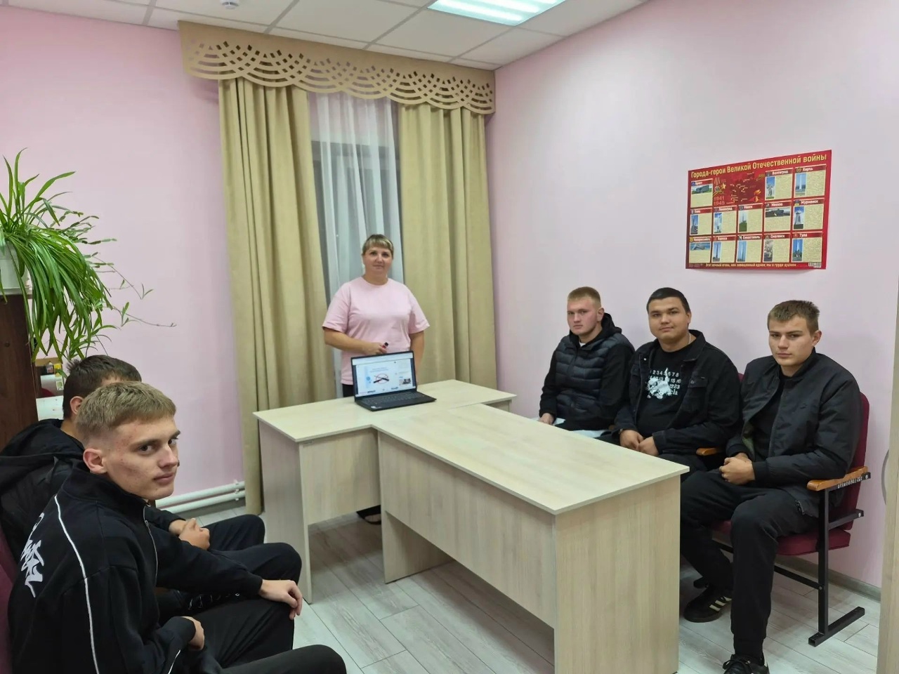  Молодежь узнала, чем опасны электронные сигареты и можно ли избежать зависимости.