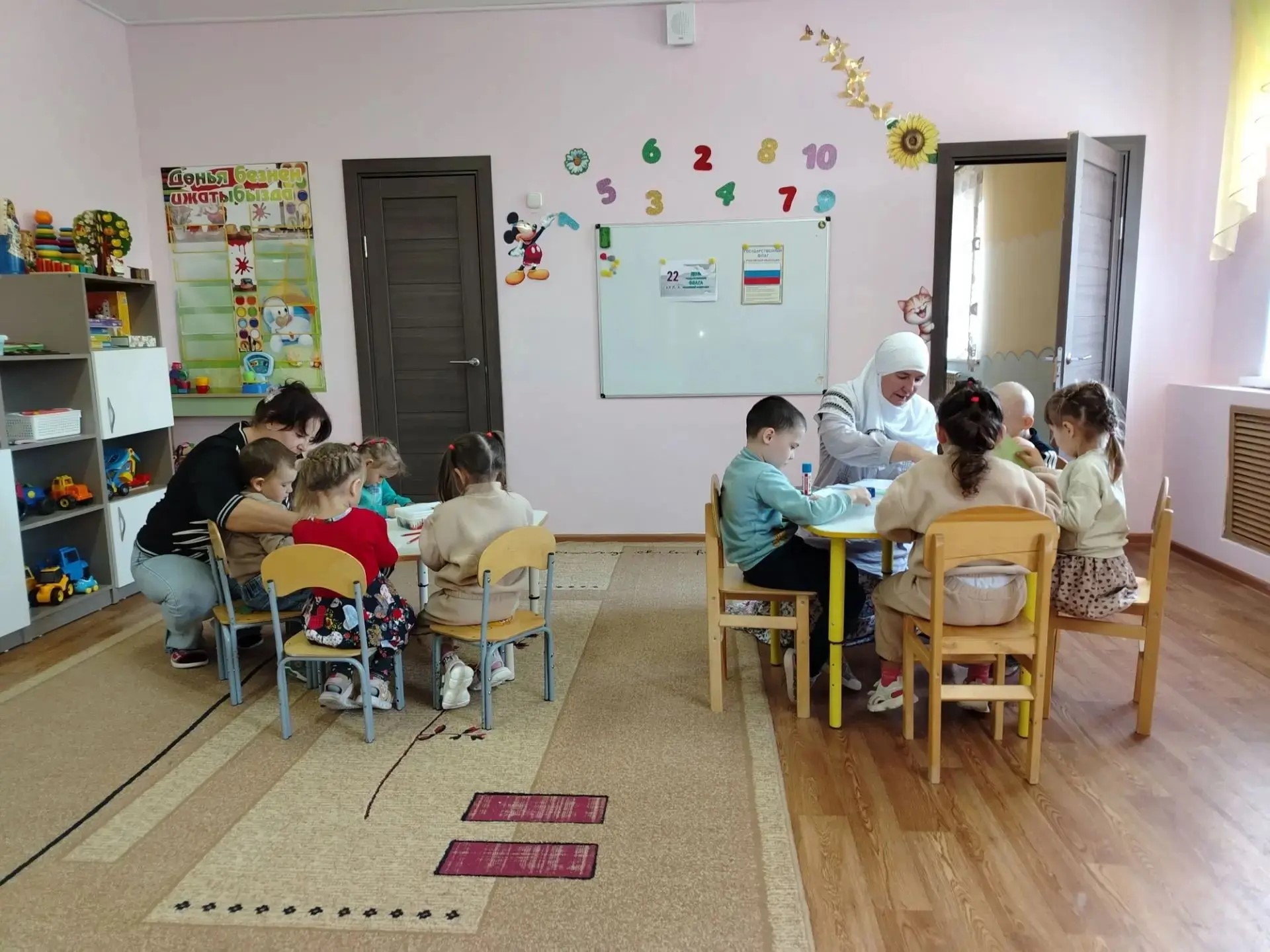 Юные шахмайкинцы создали открытки ко Дню флага России