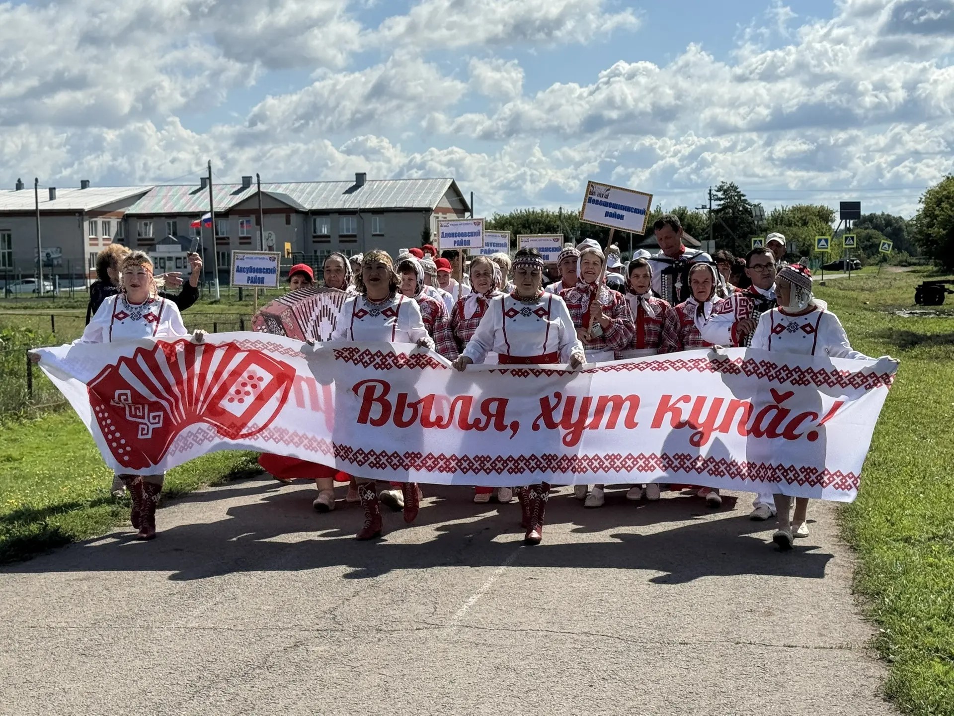 В Чувашской Чебоксарке звучала гармонь и пели народные песни