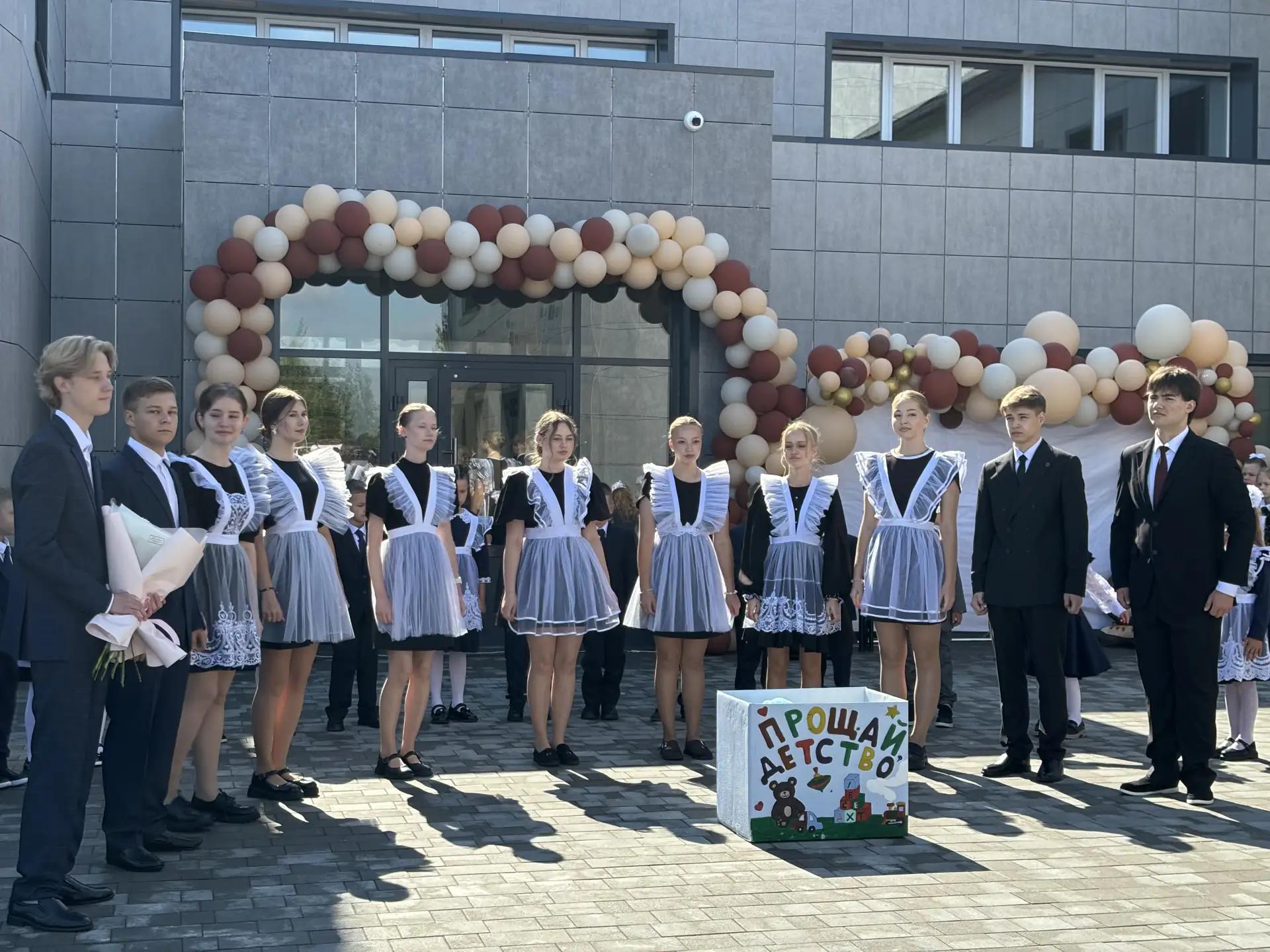  Видеоряд из торжественной линейки, посвященной Дню знаний.