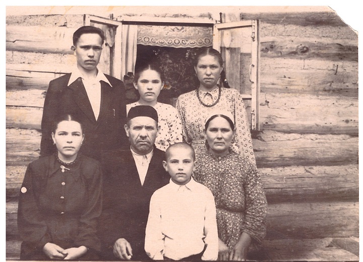 Миннегаян апа 1936 елның 15 сентябрендә Мингали һәм Хәбибә гаиләсендә дөньяга килә. Гаилә ишле була: биш малай һәм өч кыз. Миннегаян — бишенче бала. 