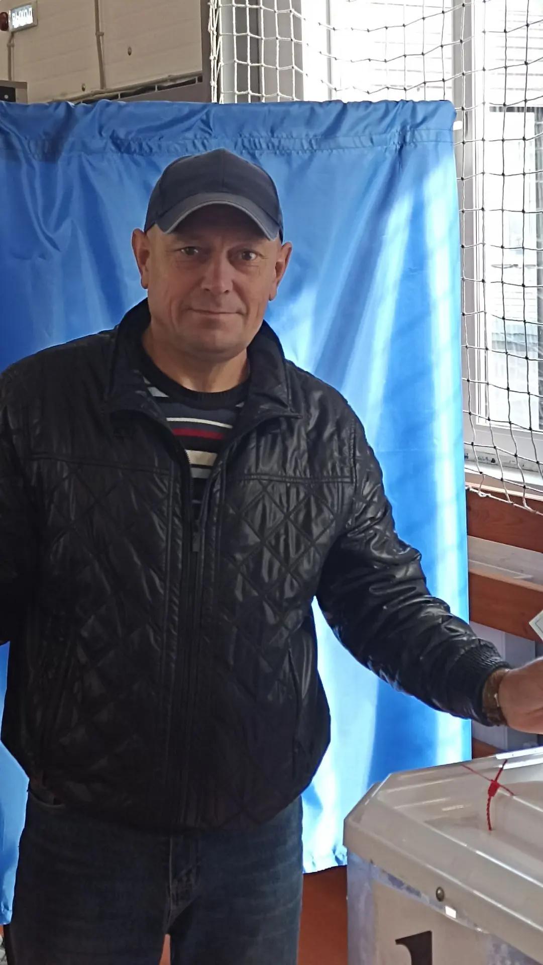 На избирательном участке № 2312 Новошешминска одними из первых проголосовали Ильгиз Мусин и Людмила Нестерова с пожеланиями мира и благополучия в России, в нашей республике и родном районе. 