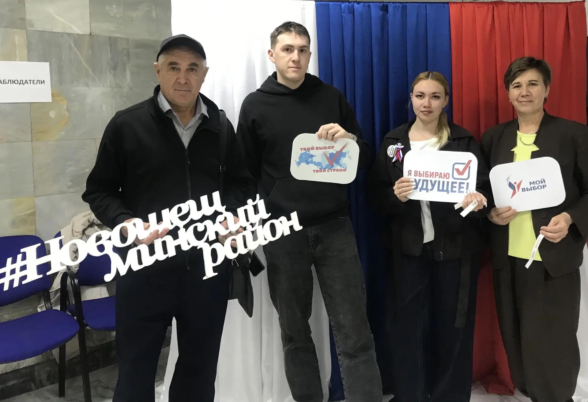  В первый день голосования многие жители района приходят на участки всей семьей.