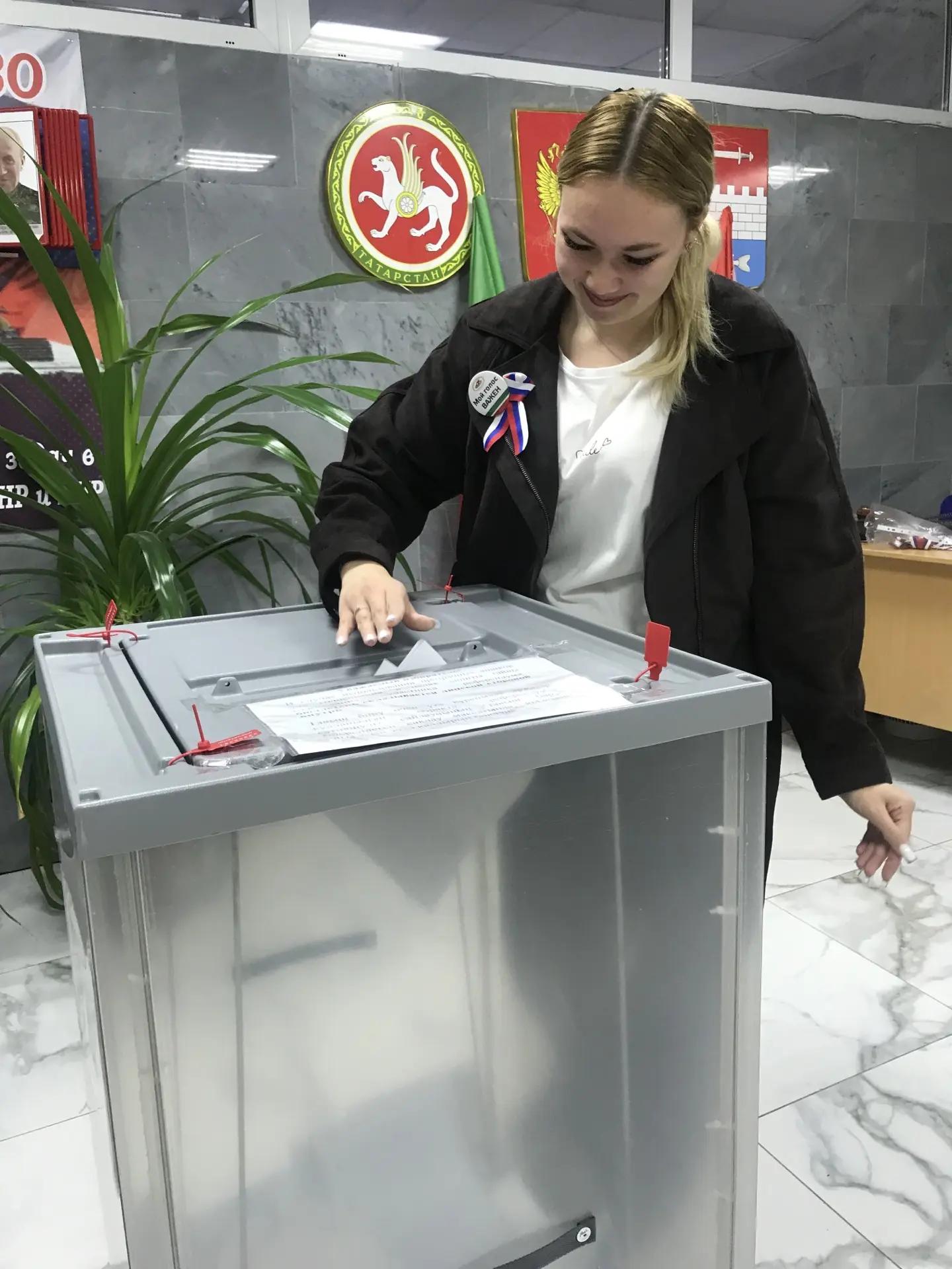  В первый день голосования многие жители района приходят на участки всей семьей.