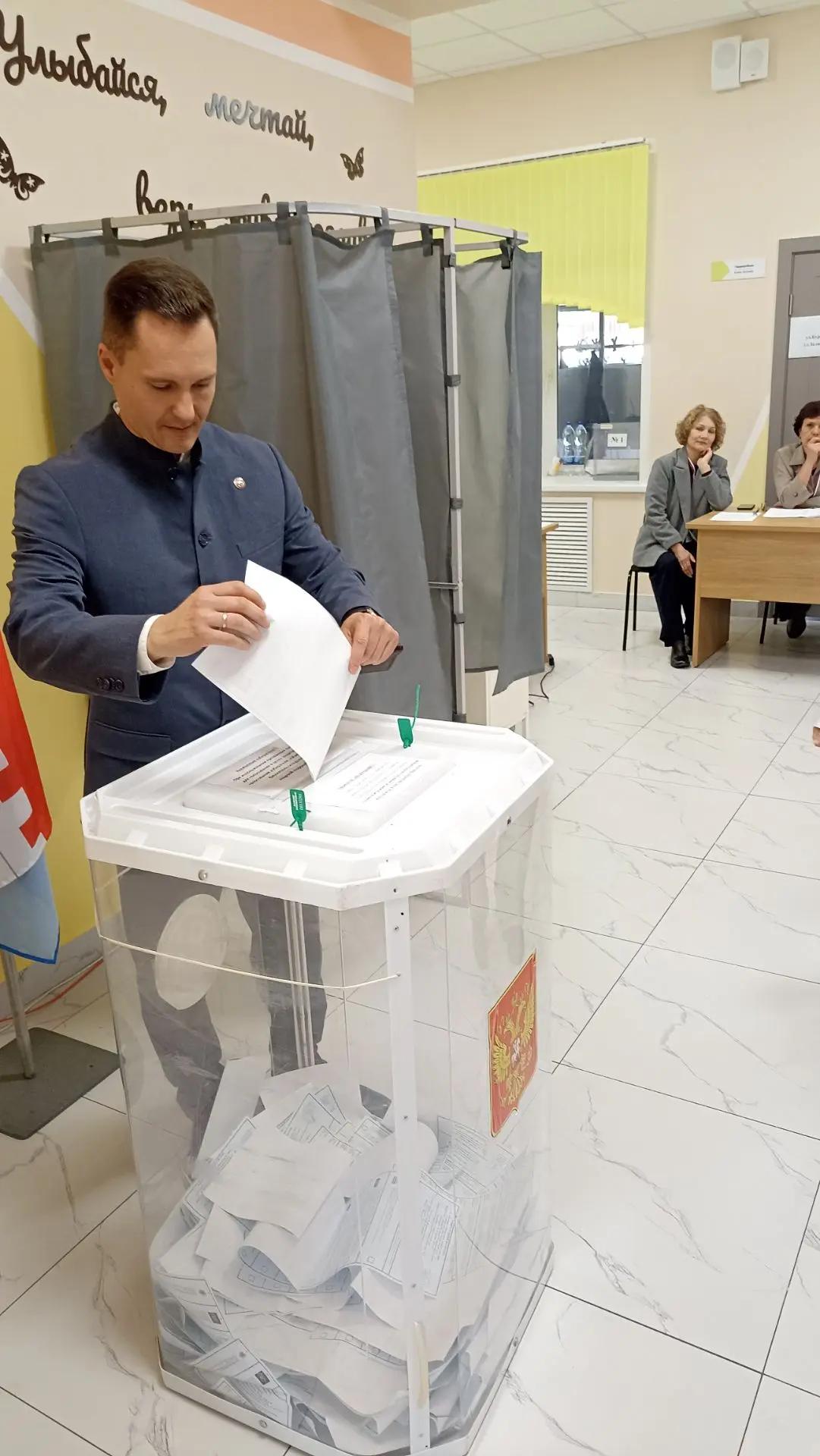 Глава Новошешминского района Егор Тарнавский вместе с семьей проголосовал на выборах депутатов Госдумы РФ.