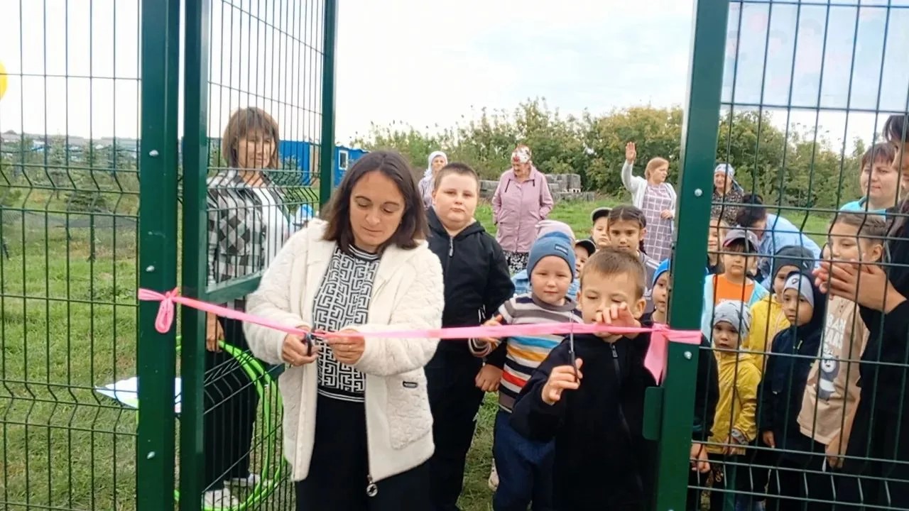 Акъяр авылында баскетбол һәм волейбол уйнау өчен яңа спорт мәйданчыгы ачылды