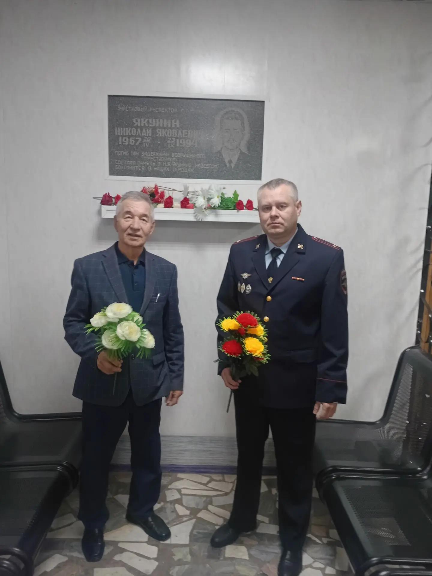 Сотрудники отдела возложили цветы к мемориальной доске погибшего коллеги.