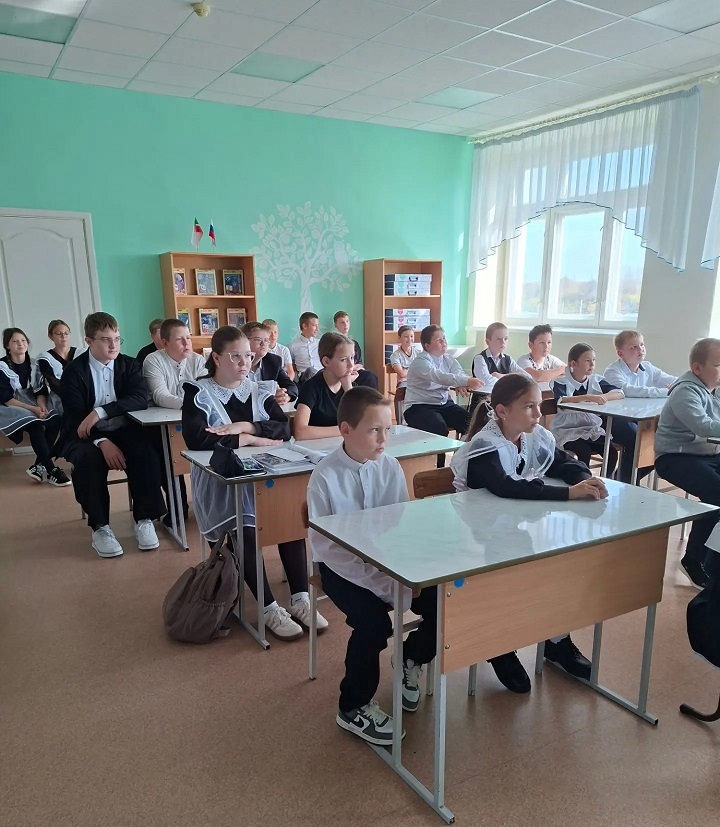 Отделом гостехнадзора по Новошешминскому району в МБОУ «Краснооктябрьская основная общеобразовательная школа Новошешминского муниципального района Республики Татарстан» проведен урок безопасности по теме «Безопасное управление внедорожными мототранспортными средствами».  В ходе урока учащиеся ознакомились с требованиями и порядком регистрации внедорожных мототранспортных средств, получения удостоверения на право управления ими, а также с мерами предосторожности и средствами защиты. Школьникам рассказали, какие меры наказания предусмотрены КоАП РФ за нарушение правил эксплуатации такой техники.  Кроме того, была приведена статистика происшествий с участием квадроциклов, снегоходов и багги в Республике Татарстан за последние несколько лет. На все интересующие вопросы учеников были даны подробные ответы. Урок провел начальник отдела гостехнадзора по Новошешминскому району Раис Хисматуллин.