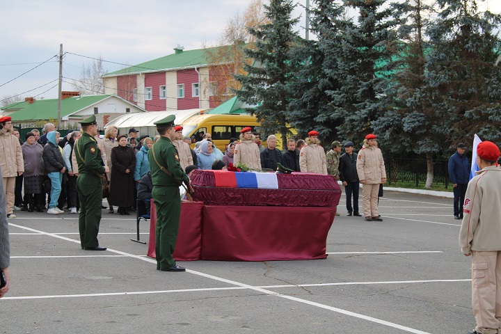 15 октября проводили в последний путь новошешминца Максима Бутина, погибшего в ходе спецоперации.