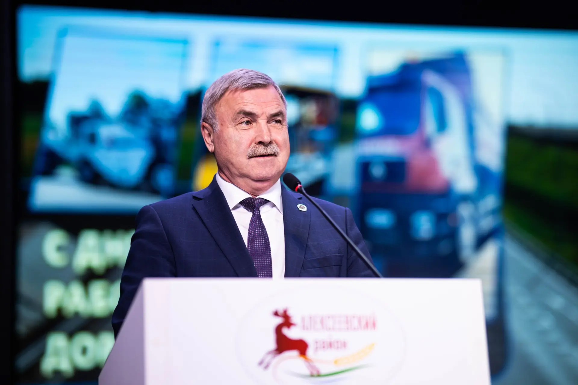 Работников отрасли поздравил министр транспорта и дорожного хозяйства Республики Татарстан Фарит Мударисович Ханифов.