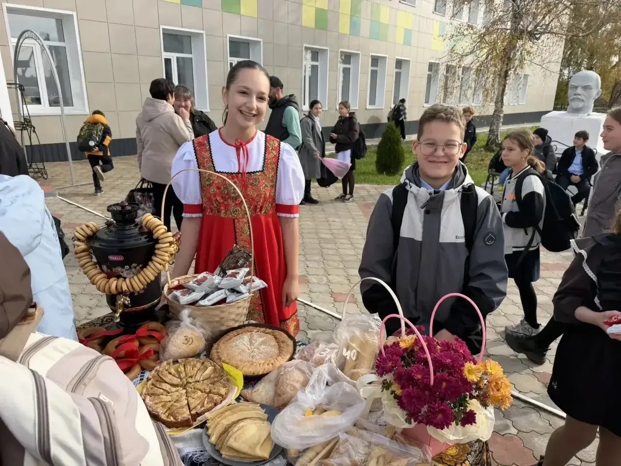 В МБОУ «Новошешминская гимназия» прошла благотворительная ярмарка — и это был не просто праздник, а настоящий день добрых дел!