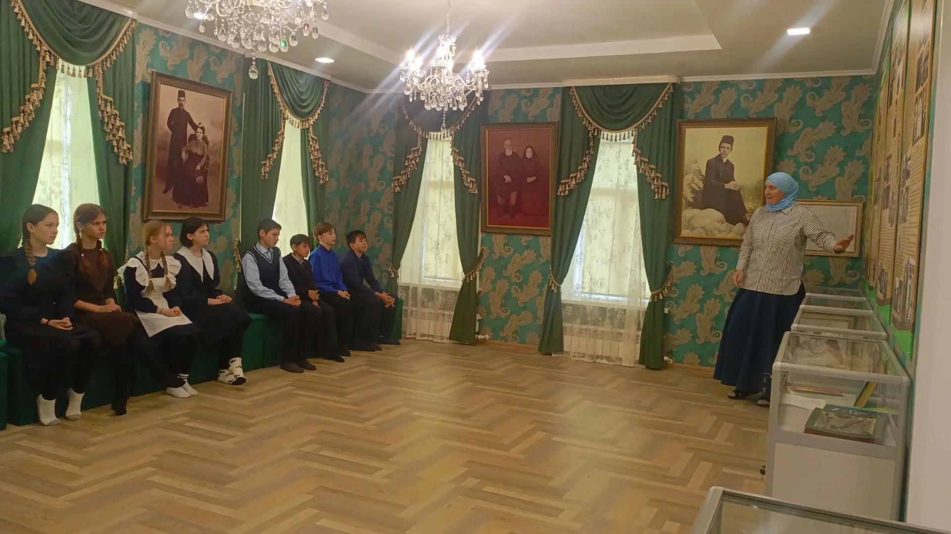 В музее состоялся памятный культурно-образовательный урок для учащихся 7 класса Шахмайкинской СОШ. Мероприятие приурочили к 135-летию со дня рождения выдающегося драматурга, поэта и публициста Мирхайдара Файзи.
