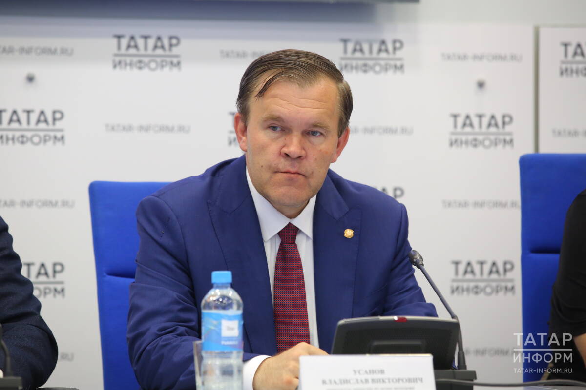 Итоги конкурса  Проект «Никто не забыт» реализуется с 2014 года под патронатом полпреда Президента России в ПФО. Он объединяет поисковые отряды регионов округа: участники соревнуются, обмениваются опытом и обсуждают результаты экспедиций. «Мы рады и очень горды за то, что наши поисковики в этом году заняли первое место», — отметил Усанов на пресс-конференции в «Татар-информе».   Масштаб движения  Поисковое движение республики объединяет около 1,2 тыс. человек, в регионе действуют более 60 отрядов. В их работе участвуют студенты вузов, выпускники и представители старших поколений. Добровольцы выезжают в экспедиции, изучают архивные документы, ищут останки погибших в Великой Отечественной войне бойцов и устанавливают их имена. История движения началась в 1968 году со студентов Казанского государственного университета, а в современном виде оно развивается с 1993 года.  География экспедиций  Отряды республики работают примерно в 14 регионах России и за ее пределами. Среди мест проведения экспедиций — Мясной Бор в Новгородской области, Волгоградская область и Беларусь. В этом году поисковики подняли более 200 бойцов на месте типографии Второй ударной армии, где служил Герой Советского Союза Муса Джалиль. Еще одна находка — самолет экипажа Героя Советского Союза, бомбившего Берлин в 1941 году: удалось установить личности всех членов экипажа.  В этом году поисковики подняли более 200 бойцов   Архивная работа и музей  Помимо полевых экспедиций, поисковики ведут архивные исследования и идентифицируют погибших с помощью ДНК. В Казани на шоссе Энтузиастов, 22а, работают музей поискового движения и центр установления личностей погибших военнослужащих. Работа ведется и в рамках задач, связанных со специальной военной операцией. Усанов подчеркнул, что поисковая деятельность остается одним из приоритетов молодежной политики Татарстана: она вовлекает молодых людей в добровольчество и возвращает семьям сведения о судьбе пропавших родственников.