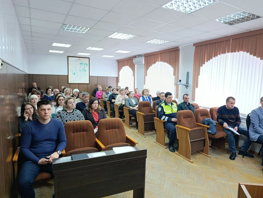 Заседание комиссии было расширенным с участием директоров школ и заведующих детсадов,  в онлайн-режиме участвовали и главы поселений. Приглашение руководителей образовательных учреждений было обусловлено тем, что с наступлением лета и каникул приоритетным направлением деятельности является профилактика аварийности с участием детей.