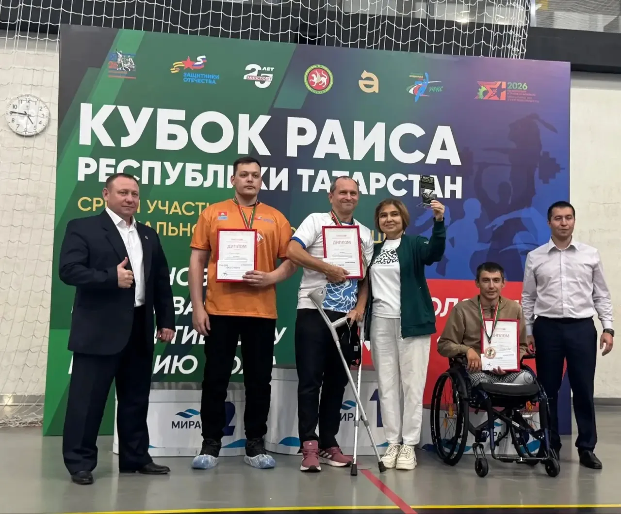 Сила духа и мастерство Наши ветераны СВО стали призерами Кубка Раиса Республики Татарстан В Альметьевском спорткомплексе «Мирас» прошел третий этап спортивного Кубка Раиса РТ, в котором приняли участие более 100 ветеранов СВО из 29 районов республики. В этом году в программу была включена новая дисциплина – спортивное метание ножа с дистанции 3 и 5 метров. Ветераны СВО из нашего района Алексей Лазарев и Динар Мухаметзянов показали свою меткость и заняли третье призовое место. Победители были награждены медалями и призами. - Но главное, что увезли с собой наши защитники – это радость живого общения с боевыми товарищами, заряд бодрости и возможность прикоснуться к мирной спортивной жизни, - сообщила нам социальный координатор фонда «Защитники Отечества» Снежана Маланчева. – Вы показали, что опыт, характер и стальной стержень – это то, что помогает побеждать в любых испытаниях. Пусть эта победа станет еще одним ярким шагом на пути к новым вершинам!