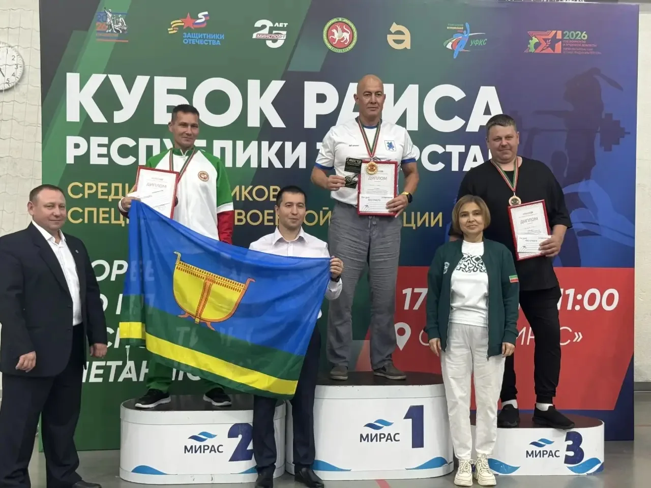 Сила духа и мастерство Наши ветераны СВО стали призерами Кубка Раиса Республики Татарстан В Альметьевском спорткомплексе «Мирас» прошел третий этап спортивного Кубка Раиса РТ, в котором приняли участие более 100 ветеранов СВО из 29 районов республики. В этом году в программу была включена новая дисциплина – спортивное метание ножа с дистанции 3 и 5 метров. Ветераны СВО из нашего района Алексей Лазарев и Динар Мухаметзянов показали свою меткость и заняли третье призовое место. Победители были награждены медалями и призами. - Но главное, что увезли с собой наши защитники – это радость живого общения с боевыми товарищами, заряд бодрости и возможность прикоснуться к мирной спортивной жизни, - сообщила нам социальный координатор фонда «Защитники Отечества» Снежана Маланчева. – Вы показали, что опыт, характер и стальной стержень – это то, что помогает побеждать в любых испытаниях. Пусть эта победа станет еще одним ярким шагом на пути к новым вершинам!