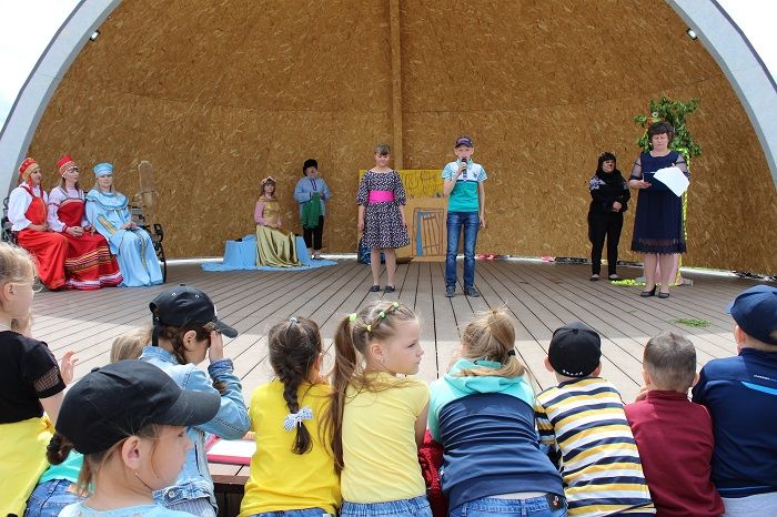 В парке культуры и отдыха  Новошешминска для детей состоялся Пушкинский праздник поэзии «У лукоморья».