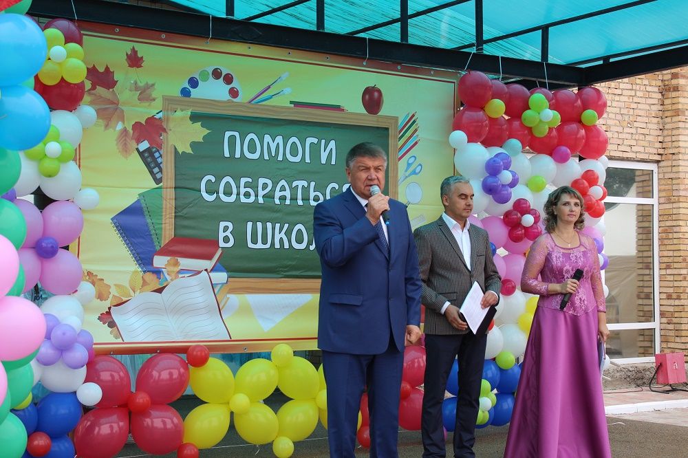37 первоклассникам Новошешминского района вручили школьные портфели (фоторепортаж)