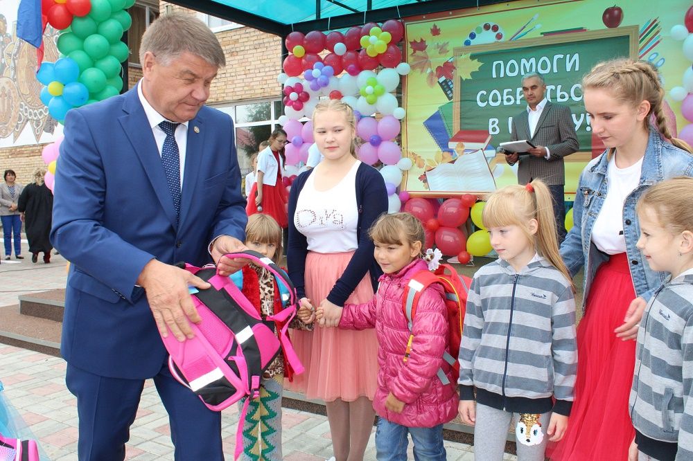 37 первоклассникам Новошешминского района вручили школьные портфели (фоторепортаж)