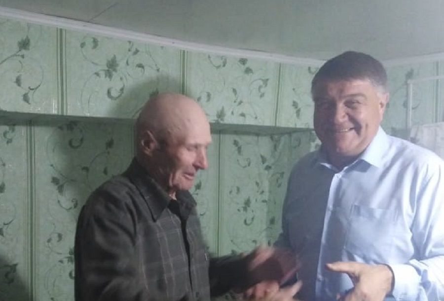 Глава Новошешминского района подарил  ветерану войны цифровую ТВ-приставку