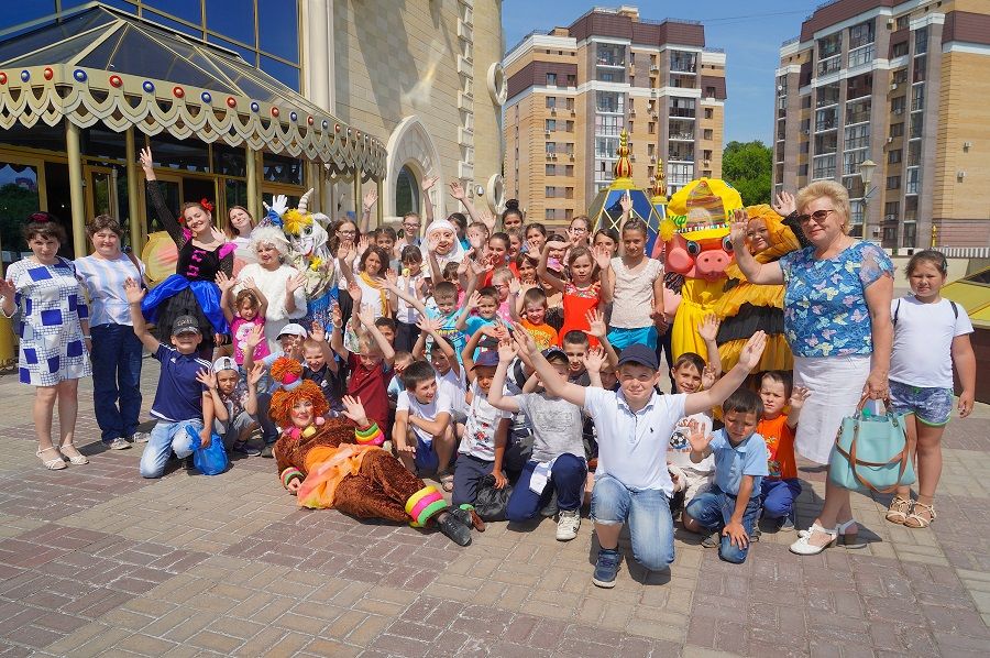 Накануне Дня защиты детей «Фонд Хайруллина» подарил праздник 250 юным татарстанцам