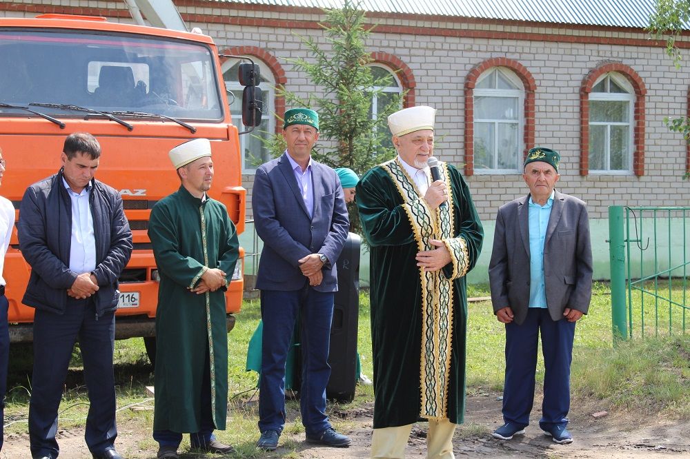 В Утяшкинской мечети установили новый минарет
