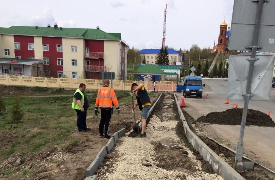 Продолжается благоустройство сельских дорог в Новошешминском районе