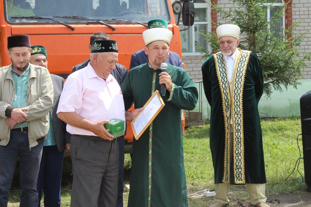 В Утяшкинской мечети установили новый минарет