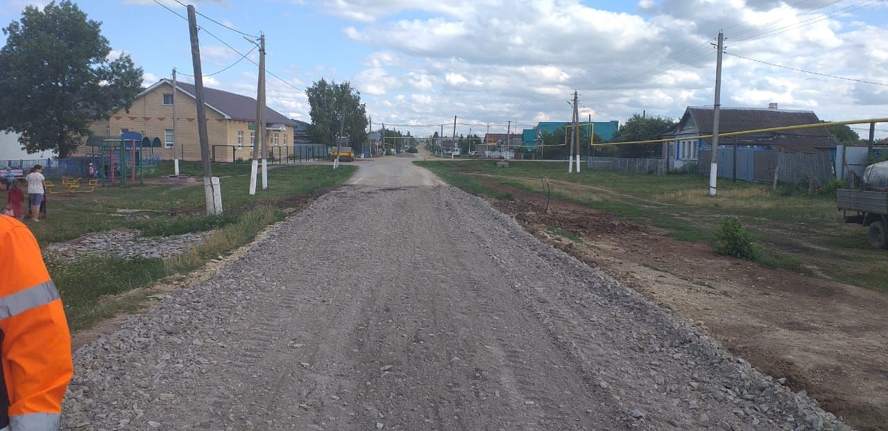 Продолжается благоустройство сельских дорог в Новошешминском районе